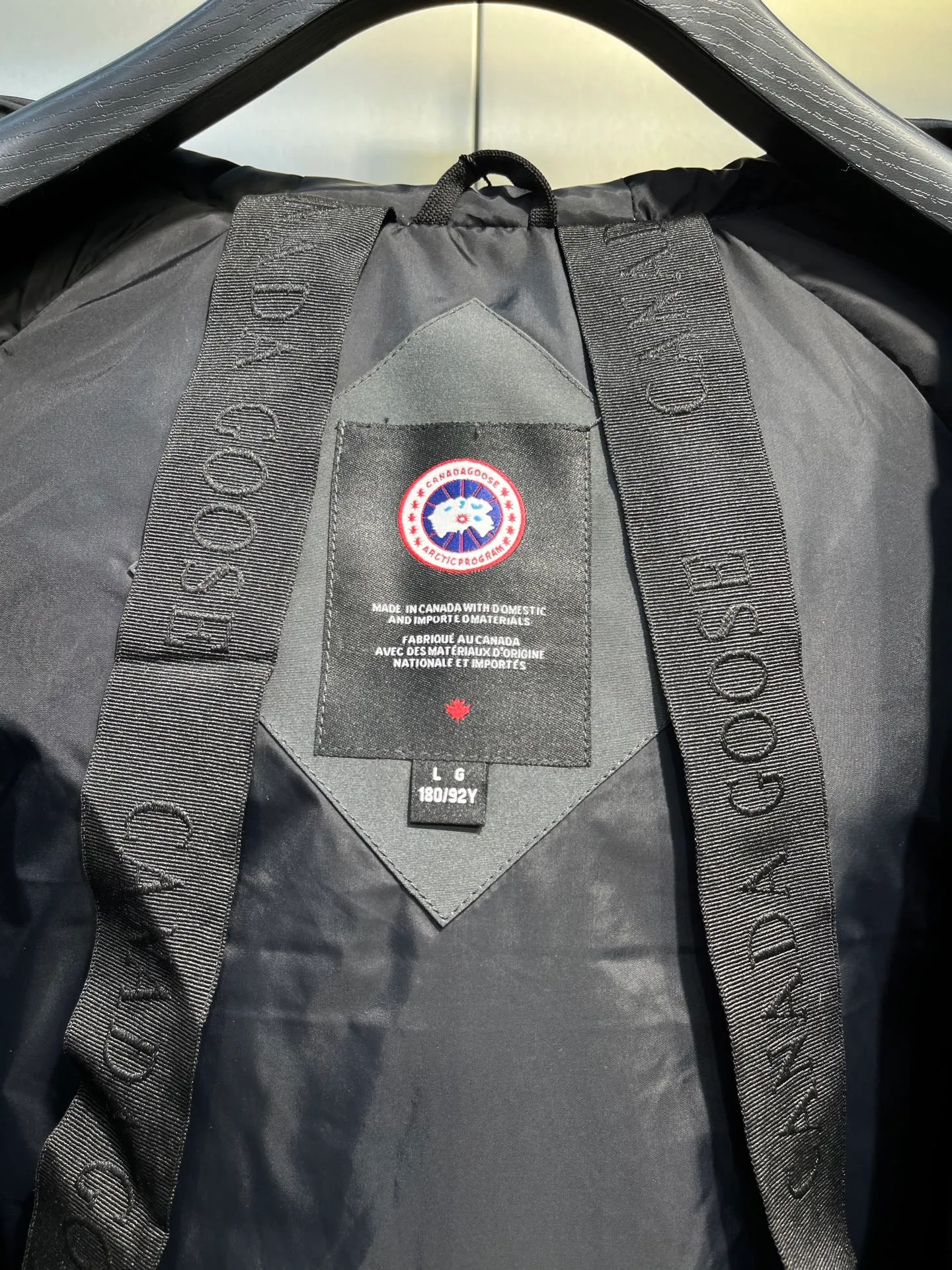 P720 high-end version (new version of Big Goose 01) Canada Goose Canada Goose #Chilliwack 7999M bomber jacket short down jacket/01 model #Men and Women Same Style# ➖ Genuine synchronous anti-counterfeiting chip sensor! ➖ Imported 21S polyester-cotton blended original fabric [last year’s 16S/18S hard fabrics have been completely eliminated, this year all use 21S genuine synchronous fabrics, the soft mid-strap feels delicate and textured], genuine synchronous Feather-Light 10D waterproof coating fabric, made of 84.5 polyester fiber and 15.5 cotton, 100% the best feel in the entire network! ➖ The genuine official website is synchronized with the national standard 80 white duck down, you can check the official website customer service, there will never be a series of misleading claims such as 90 down or goose down! ➖ Using the best nylon lining with double double-layer sealing design, velvet-proof No. 7 needle + grid-filled down ready-made garments, there is 100% no so-called velvet running! ➖ The cuffs are designed with thickened seamless threads, and the collar and pockets are lined with top-quality polar fleece to keep you warm and comfortable! ➖ Yoshida YKK provides original custom-made electroplated sliders. YKK two-way lockable zippers are tight and smooth and will not peel off paint! ➖ 3M composite guarantees that the Velcro is the same as the original, durable, and all accessories and hardware are custom-made! ➖ Imported BEHRINGER embroidery machine to customize the 10,000-needle embroidery logo, 98% of which can be reproduced to restore the original logo. You can check and compare on the official website! ➖ The fur collars are all made of large pieces of Western Canadian blue wolf hide, ensuring that each fur collar is 13-15cm wide!   Size:XS-XXL